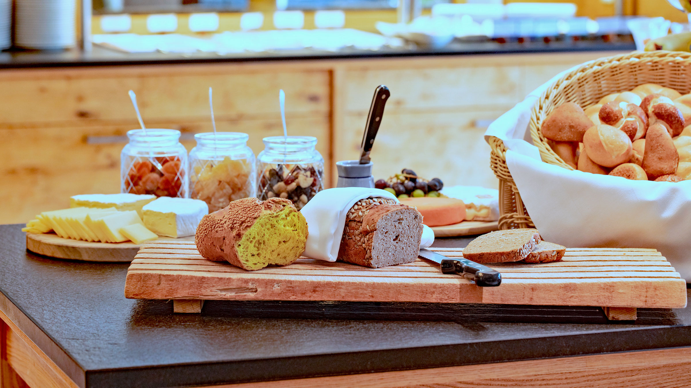 Frühstücksbuffet mit regionalem Brot im Rauriserhof