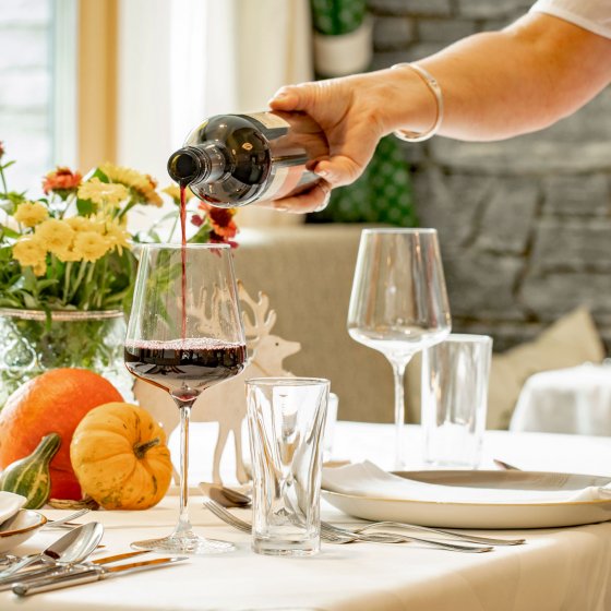 hotel rauris restaurant wein einschenken 1607576312