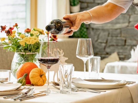 hotel rauris restaurant wein einschenken 1607576312