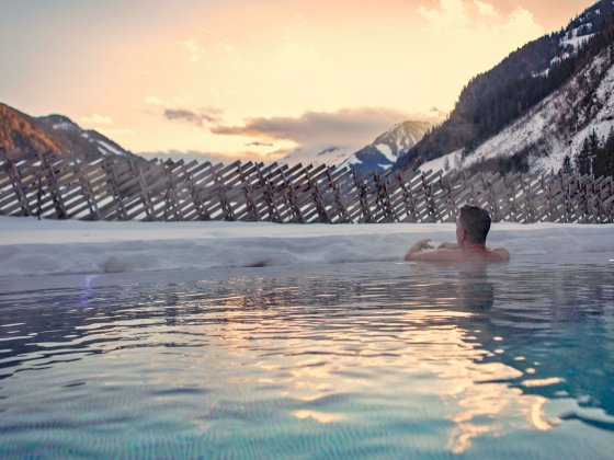 rauris hotel pool ausssen winter mann