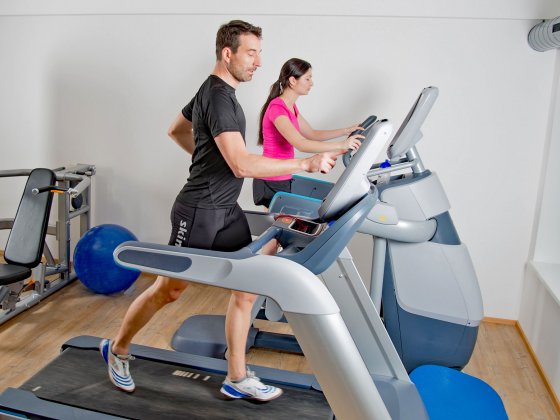 rauris wellnesshotel salzburger land fitness laufband paar