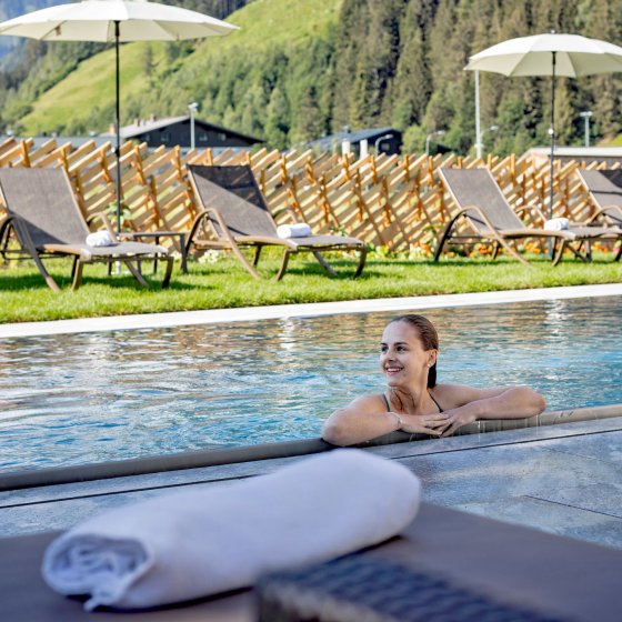 rauris wellnesshotel salzburger land pool aussen frau