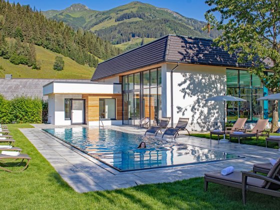 rauris wellnesshotel salzburger land pool aussen