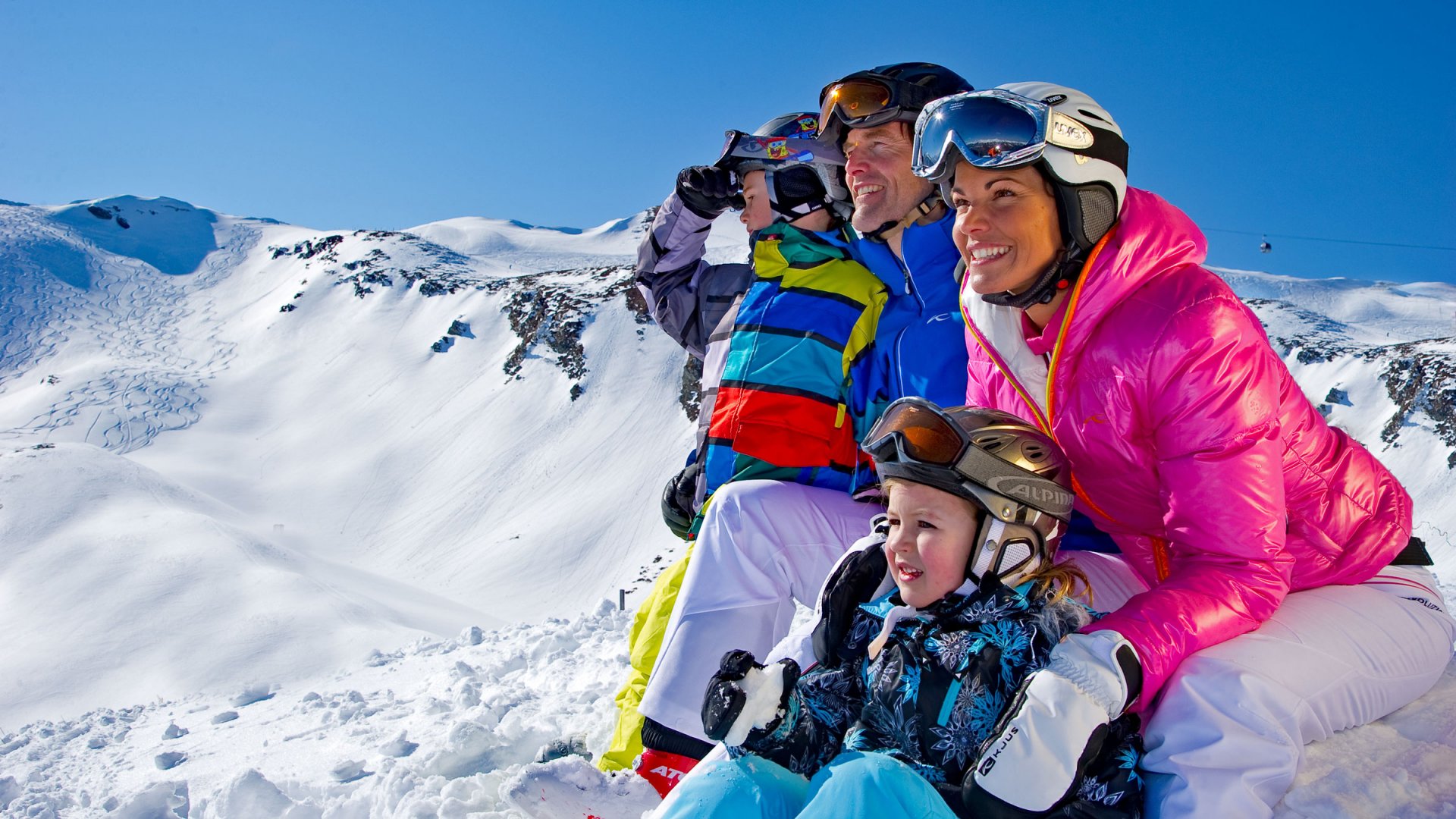 Поездка на горнолыжный курорт. Путешествие зимой. Семья в горах на лыжах. Семья в горах зимой.